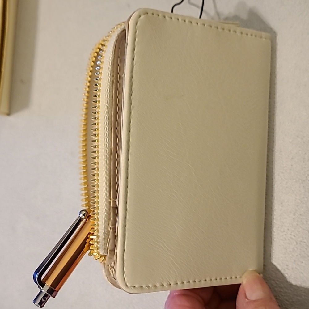 MUNDI BRAND WOMEN'S SMALL "ALMOND" WALLET WITH RFID PROTECTION
